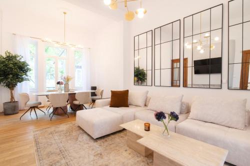 Athens City Centre Villa | Majestic Villa overlooking Acropolis with Hot Tub