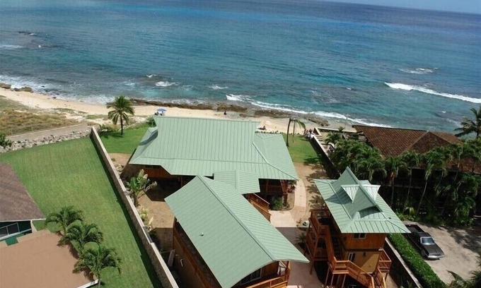 Makaha Casa | Complejo de bambú compuesto de lujo frente a la playa de Makaha