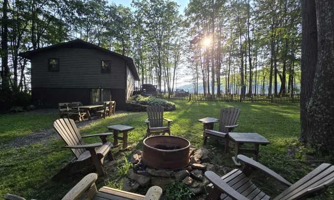 Friendsville Casa | 1. Nature Lover’s Cabin. Fenced Yard, Pool/Gym access, Dog&boat-ok. King bed