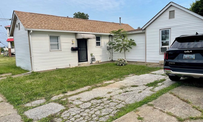 Lorain Casa | Make yourself at home in this cozy 3 bedroom house and comfortable space.