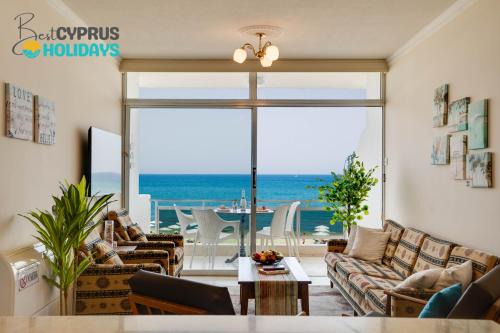 Larnaca Apartamento | Makenzy Sandy Beachfront Paradise