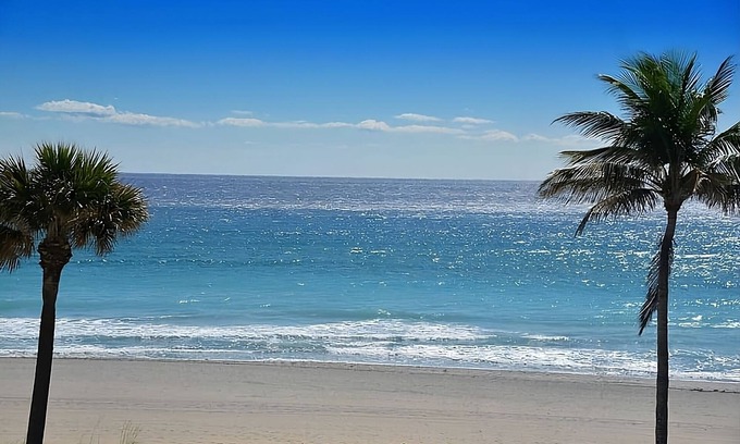 Boca Raton Complejo | Making The Best Memories Along The Way! Pets Are Welcome, Free Parking, Pool!