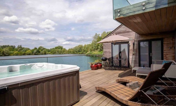 Ampney Crucis Casa | Malachite Lakehouse | Hot Tub & Dog Friendly