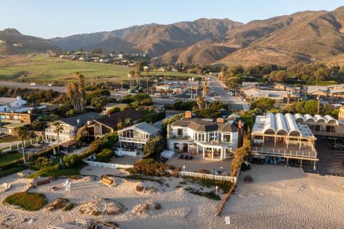 Western Malibu Complejo | Malibu Dunes by Fieldtrip Expansive Hamptons-Style Estate w Private Beach Backyard