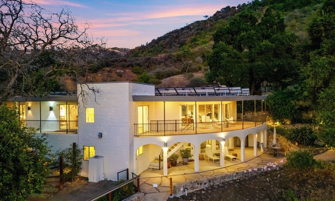 Malibu Casa | Malibu Hills Home w/Balcony & Mountain Views | Cielo Curve by AvantStay