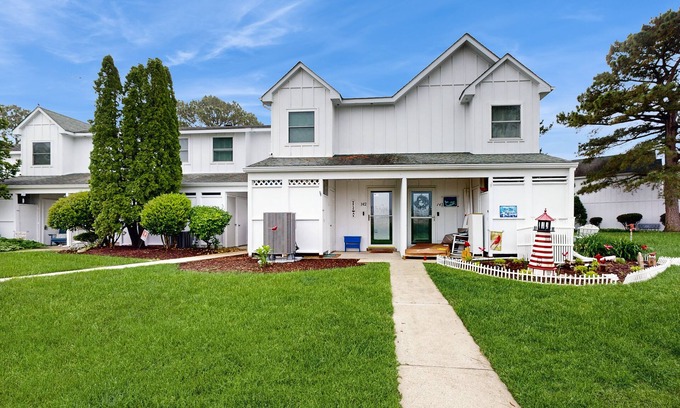 Selbyville Casa | Mallard Lakes Waterfront Getaway w/ Free WiFi, A/C, Shared Pools, & Hot Tub