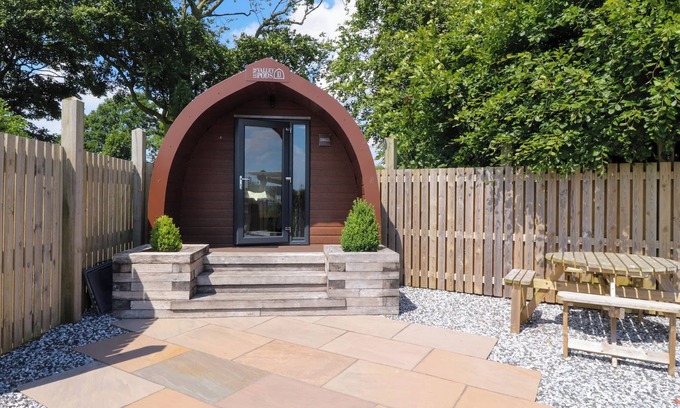 Knott End-on-Sea Cabaña | MALLARD VIEW, romantic, character holiday cottage in Lancaster
