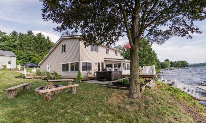 Dundee Cabina | Mallards Landing is a Charming WANETA LAKE cottage with hot tub & amazing views