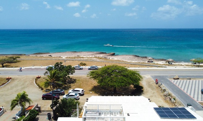 Malmok Apartamento | Malmok private 2BR 2BA apartment steps-beach view