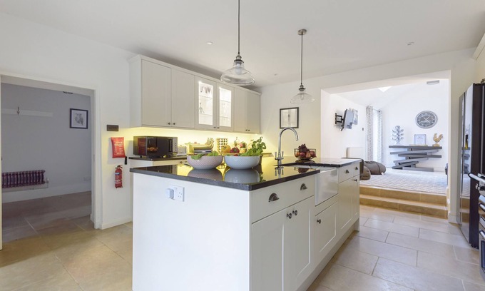 Milton Abbas Casa | Maltings House is a stylish and generous holiday house, located in the ever popular village of Milto