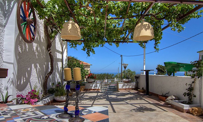 Chromonastiri Casa | Mamis Mansion! Terraza con jacuzzi con excelentes vistas al mar, a poca distancia de la taberna.