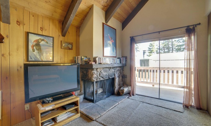 Mammoth Lakes Apartamento | Mammoth Lakes Condo w/ Fireplace & Mountain Views