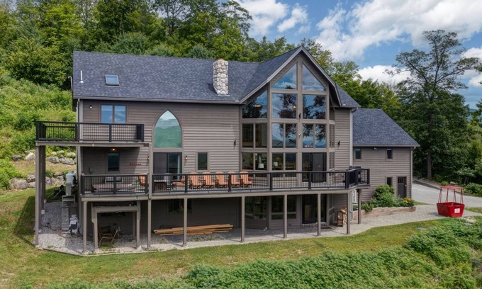 Sunday River Area Casa | Mammoth Lodge - Heated Pool, Game Room, 8-bedroom