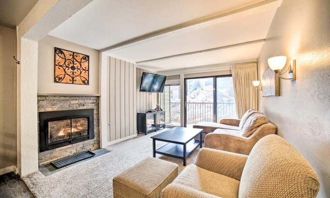Mammoth Lakes Apartamento | Mammoth Mtn Escape with Pool and Walk to Ski Lift