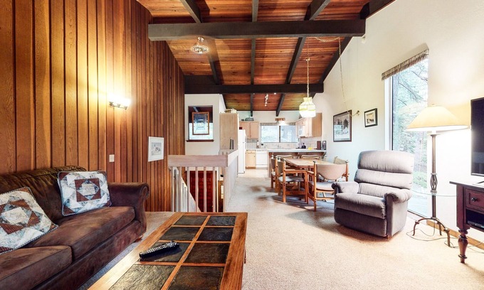 Mammoth Lakes Condominio | Mammoth West 101 Updated Condo, Just A Short Walk to Canyon Lodge by RedAwning
