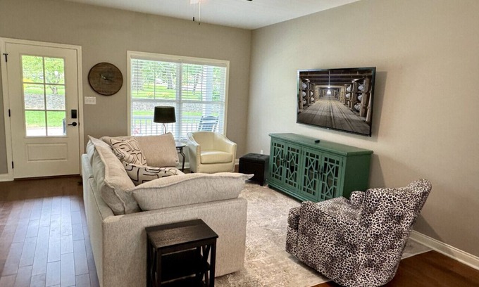 Versailles Casa | Man o’ War Cottage at the Woodford Inn