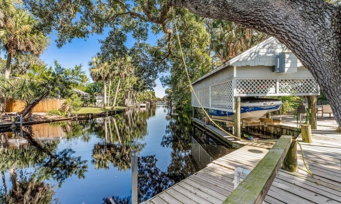 Ormond Beach Cabaña | Manatee & kayak friendly waterfront cottage