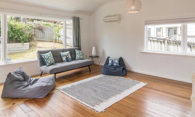 Raumati Beach Cabaña | Manawa o Raumati - Raumati Beach Holiday Home