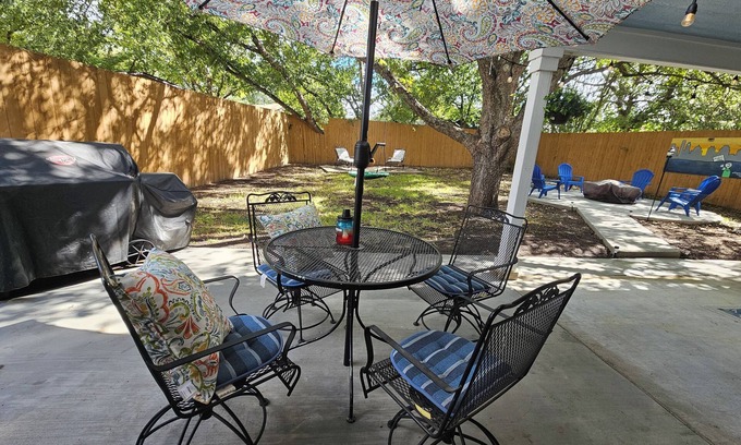 East Congress Casa | ⭐️⭐️ MANCHESTER HOUSE - SPA for 7 - PRIVATE BACKYARD - JUST LIKE HOME⭐️⭐️