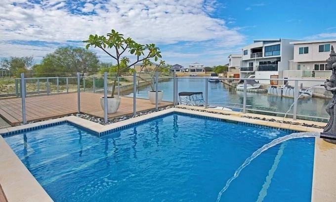 Wannanup Casa | Mandurah Family Holiday Home Outdoor Pool private Canal access Kayaking