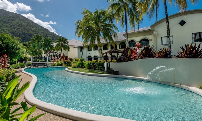 Palm Cove Apartamento | Mango Resort Ground floor basic hotel style room.