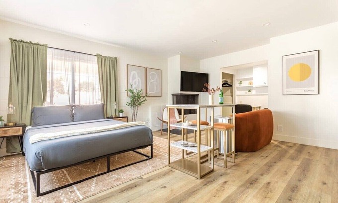 El Porto Apartamento | Manhattan Beach Steps Away: Patio & Parking