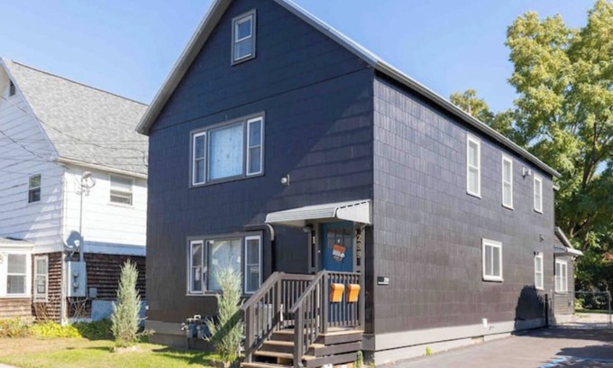 Old North End Apartamento | MANHATTAN MODERN: Large 3 bed, Fenced yard-Parking