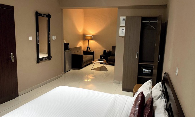 Kokomlemle Hotel | Manjaro Suites