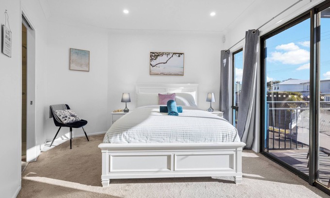 Manly Casa | Manly Beach View Townhouse Haven - Coastal Retreat walk to the shops and water!