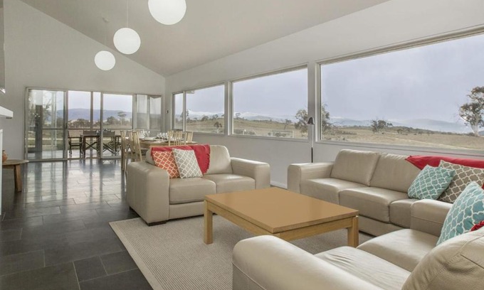 Jindabyne Casa | Manna Tree Farm - Modern 3BR House on 100 Acres l Mountain Views l WiFi l BBQ l Wood Fire