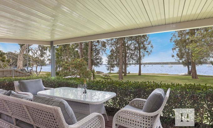 Mannering Park Casa | Mannering Lake House - Spacious family entertainer on waterfront