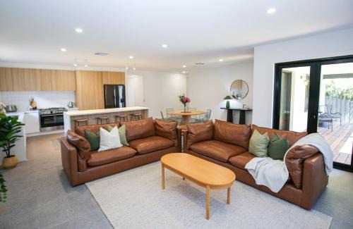Bright Casa | Manning Retreat
