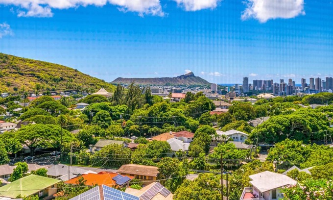 Manoa Casa | Manoa Valley A 2BR con bañera de hidromasaje y lanai con vista al mar