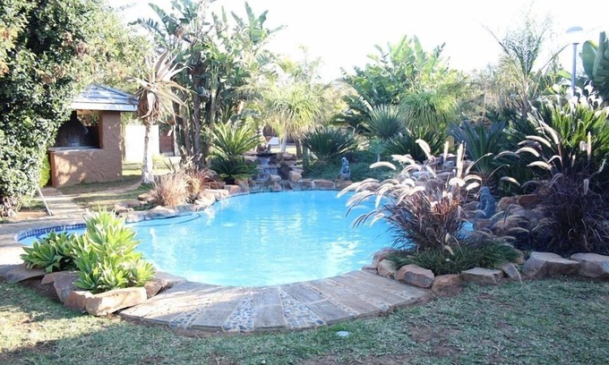 Lobatse Cabina | Manong Game Lodge
