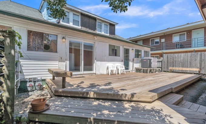 Willoughby Spit Cabaña | Manor and Mutts #2 (3-Bedroom Cottage) - Pets Allowed by RedAwning