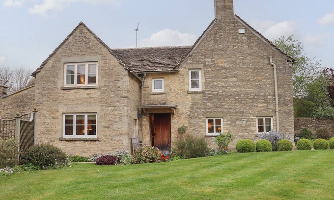 Ampney Crucis Cabaña | MANOR COTTAGE, pet friendly, character holiday cottage in Poulton