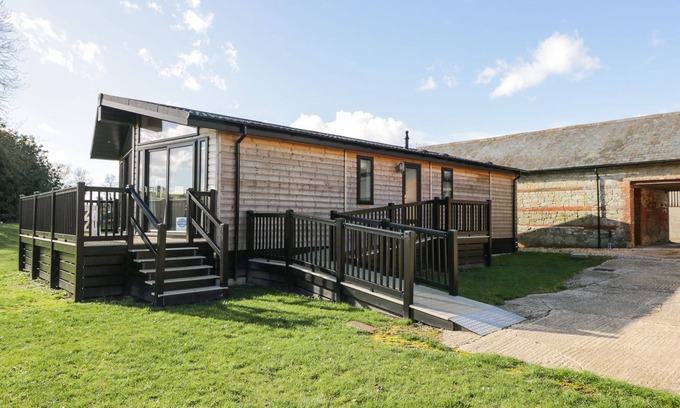 Bowerchalke Cabaña | MANOR FARM LODGE, family friendly, with a garden in Bowerchalke