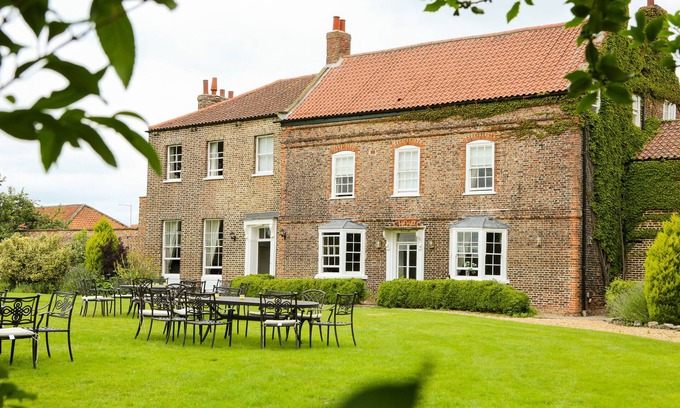 Ryther Casa | MANOR HOUSE, character holiday cottage, with hot tub in Tadcaster