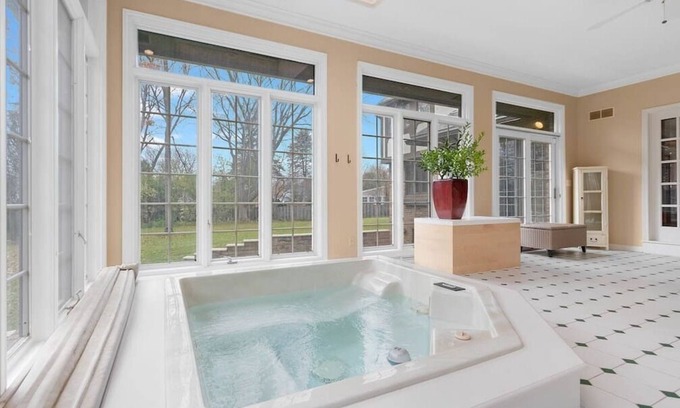 Allouez Casa | Manor on Terraview/Hot Tub/7br/ 7,200sqft