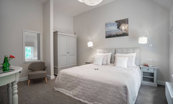 Nowe Warpno Cama Y Desayuno | Manowce Palace - Double or Twin Room with Garden View (Room 6)