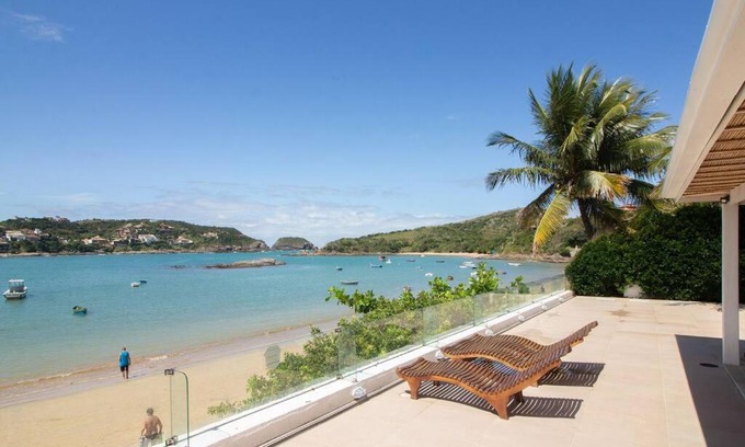 Village da Ferradura Casa | Mansão Pé na Areia da Ferradura Por Luxury Rentals