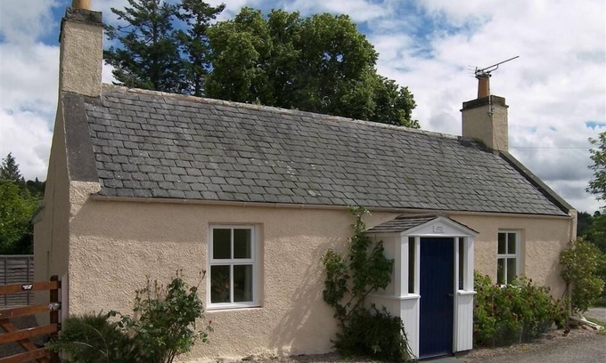 Forres Cabaña | Manse Cottage - a cottage that sleeps 4 guests in 2 bedrooms