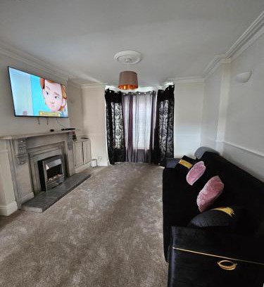 Pleasley Apartamento | Mansfield 30 x DM for Weekly or Monthly Deals x Sleeps 10, Free Parking x Wifi