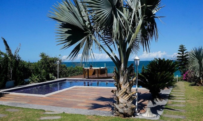Balneario Camboriu Casa | Mansión frente al mar pie en la arena con piscina en Balneário Camboriú