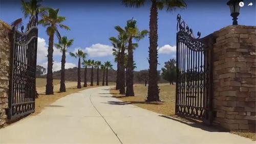 Hemet Casa | Mansion on the Hill let 4 Rooms, 5th cost extra