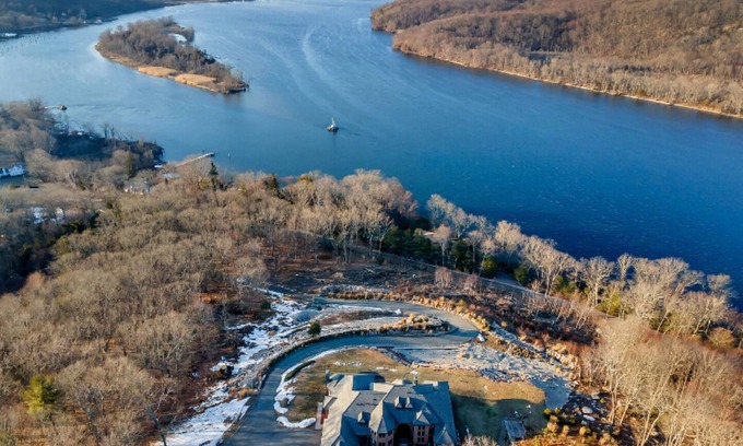 Lyme Casa | Mansion on the hill