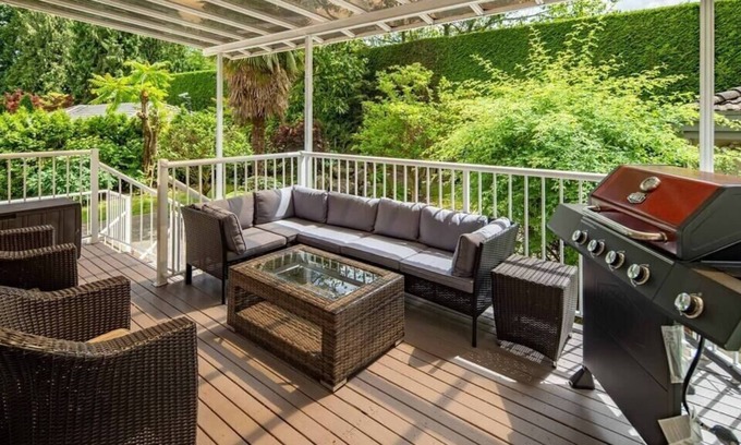 Kerrisdale Villa | Mansion w/Modern GardenandGame Room near Maple Grove