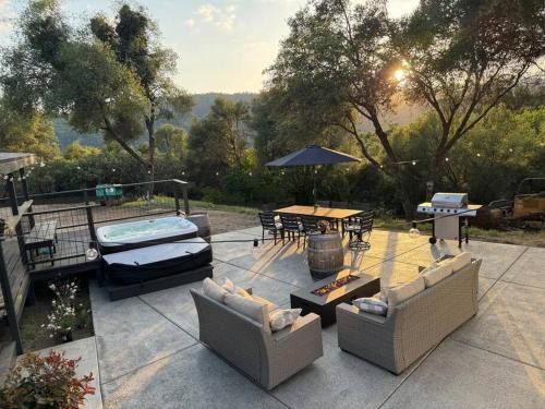 Ahwahnee Casa | Manzanita Hideaway Hot Tub Sunset views Yosemite