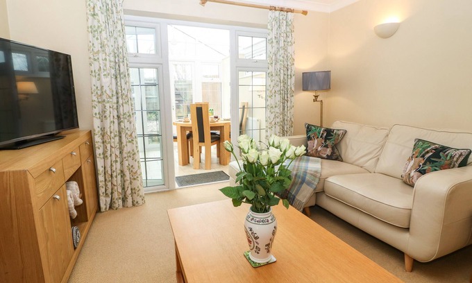 Broadway Cabaña | Maple Cottage