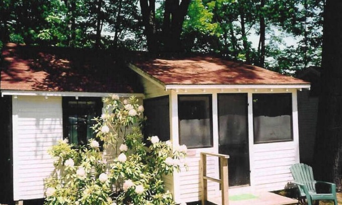 North Sebago Cabaña | Maple Cottage-Private Beach-Pets Welcome - Round Table Lodge, Sebago, Maine